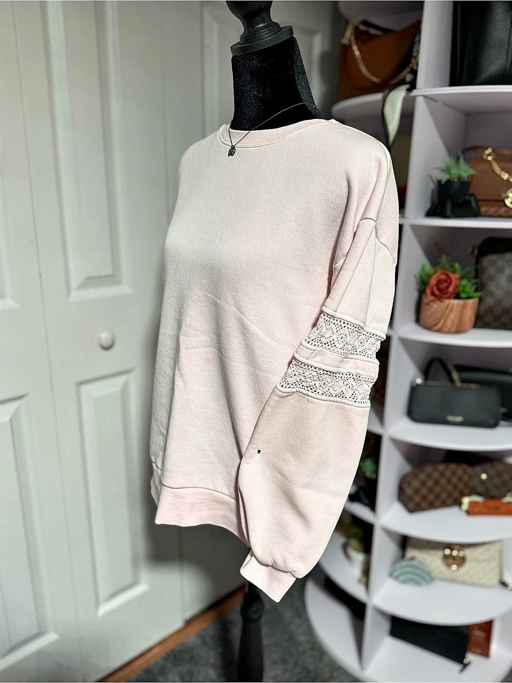C&C California Clothing Lace Sleeve Sweatshirt in Pink Size Small